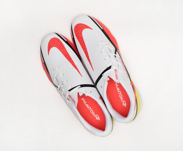 Футбольная обувь Nike Phantom GT2 Club TF white-red. Вид 2